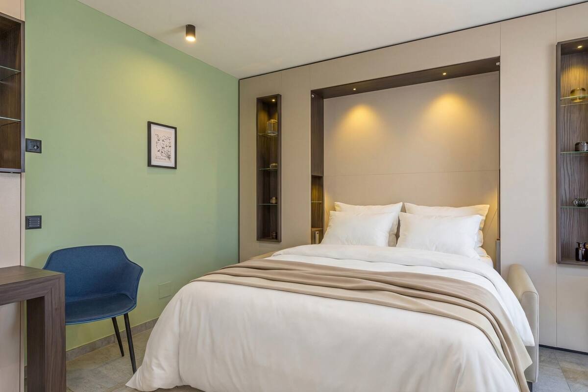 Laptop workspace, iron/ironing board, free WiFi, bed sheets