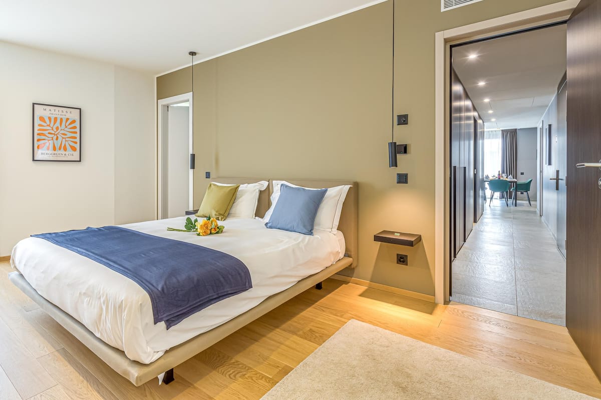 FamiljelÀgenhet - 2 sovrum (ICON H Lugano 602 Suite Executive) | Arbetsyta för laptop, strykjÀrn/strykbrÀda, gratis wi-fi och sÀngklÀder