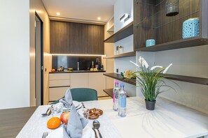 Family Studio (ICON H Lugano 308 Suite Micro-Living) | Private kitchen