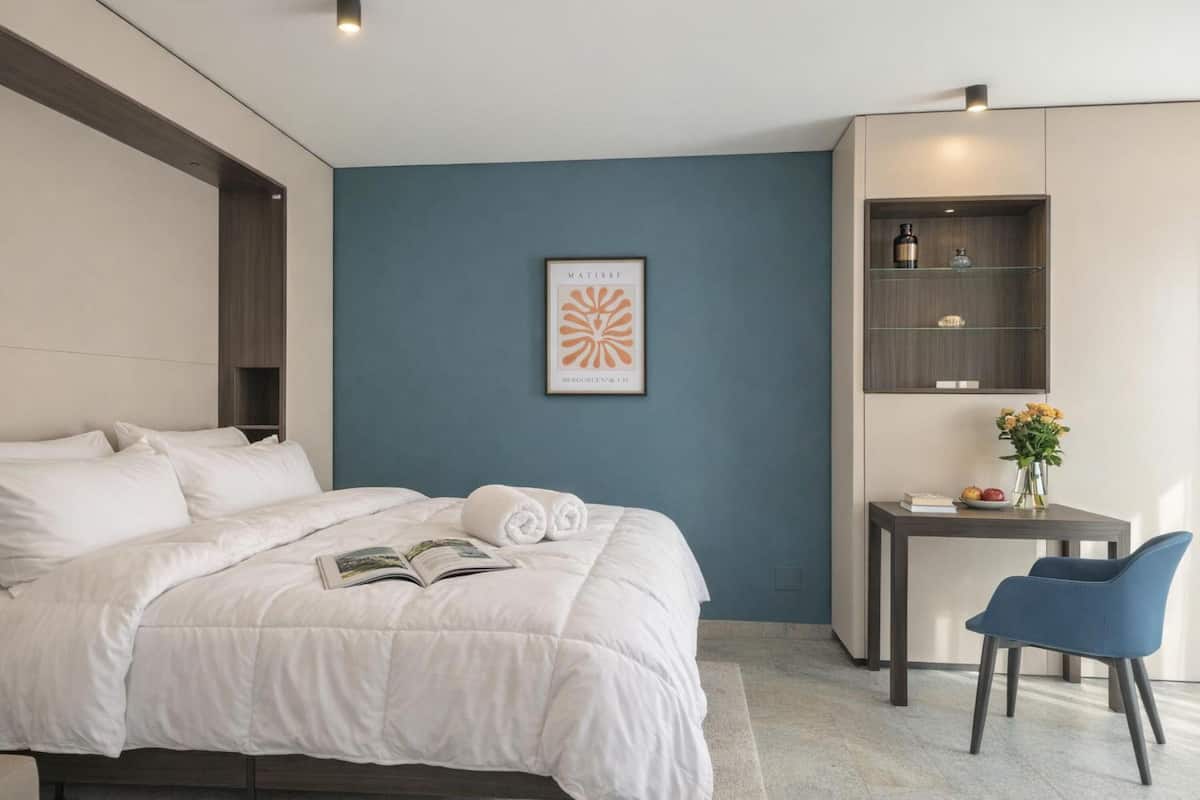 Estúdio família (ICON H Lugano 504 Suite Micro-Living) | Espaço de trabalho para notebook, ferros/tábuas de passar roupa