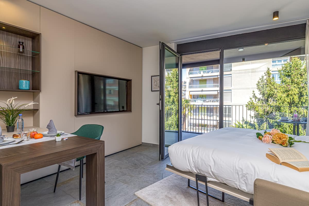 Familjestudio (ICON H Lugano 308 Suite Micro-Living) | Arbetsyta för laptop, strykjÀrn/strykbrÀda, gratis wi-fi och sÀngklÀder
