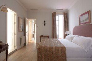 2 slaapkamers, een strijkplank/strijkijzer, internet, beddengoed