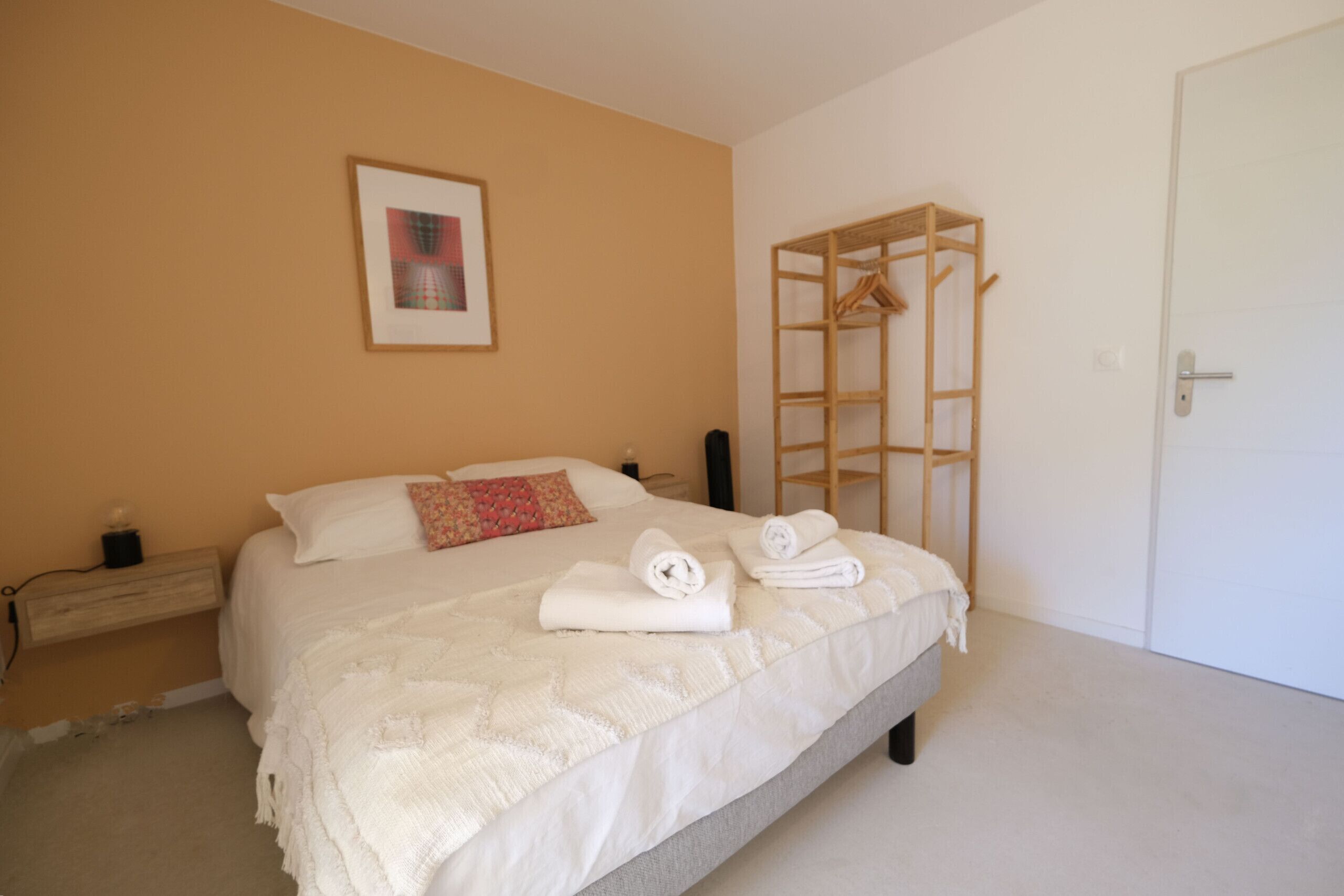 4 bedrooms, iron/ironing board, WiFi (free), bed sheets