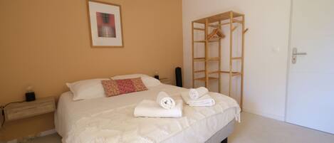 4 bedrooms, iron/ironing board, WiFi (free), bed sheets