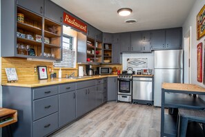 Fridge, microwave, oven, stovetop - Red Star Guest House | Pet-friendly | Close to Main (Fredericksburg)