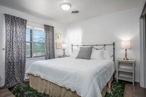 3 bedrooms, iron/ironing board, free WiFi, bed sheets - Red Star Guest House | Pet-friendly | Close to Main (Fredericksburg)