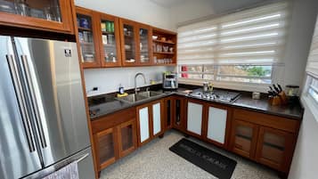 Køleskab, ovn, kogeplade, kaffe-/temaskine