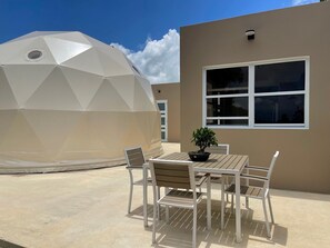 Outdoor dining - Beautiful Dome with Spectacular View in Puerto Rico's Mountains (Naranjito)