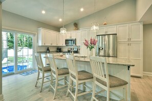 Mikrovågsugn, spishäll, diskmaskin och kaffe- och tebryggare