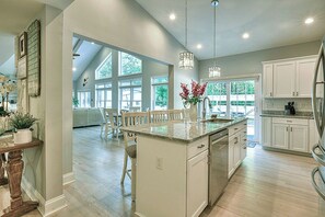 Microwave, stovetop, dishwasher, coffee/tea maker - Private Oasis Midway Between Historic Lewes And Rehoboth Beach (Rehoboth Beach)