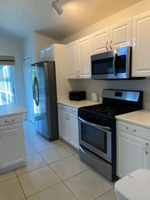 Fridge, microwave, oven, stovetop - Relaxing Lake Front House near the Mouse (Kissimmee)
