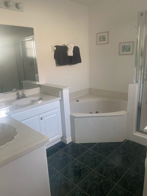 Bathtub, hair dryer, towels, soap - Relaxing Lake Front House near the Mouse (Kissimmee)