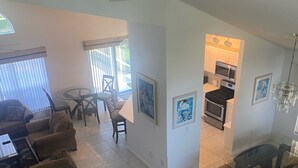Ein geräumiges Wohnzimmer mit Essbereich, Küche und Blick ins Freie.