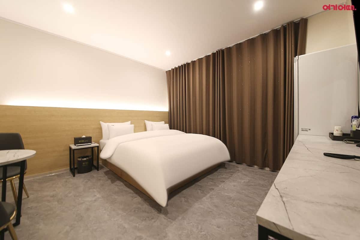 Business Double Room | Premium bedding, down comforters, pillowtop beds, desk