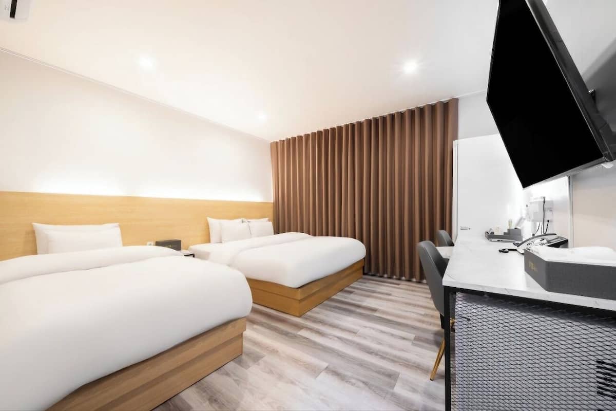Deluxe Twin Room | Premium bedding, down comforters, pillowtop beds, desk