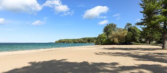 Fully Stocked Trendy Condo Close To Downtown And The Beach