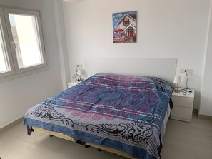 3 bedrooms, desk, WiFi, bed sheets