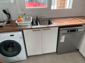 Jääkaappi, uuni, liesi, astianpesukone