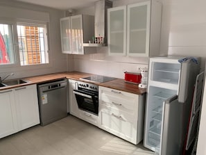 Fridge, oven, stovetop, dishwasher