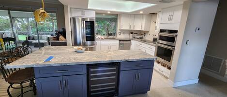 Geladeira, micro-ondas, fogão, cooktop