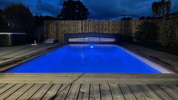 Een binnenzwembad en een buitenzwembad