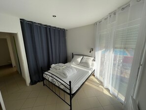 4 bedrooms, iron/ironing board, free WiFi, bed sheets