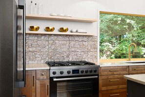 Cafetera y tetera, refrigerador, microondas y horno 