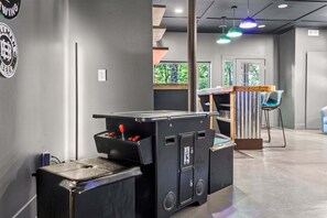 Una cocina moderna con estufa integrada, una barra con taburetes y vistas al exterior.