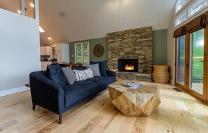 Fernseher, Kamin, Bücher