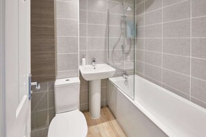 Bathtub, towels, shampoo, toilet paper - Host & Stay | Castle View (Durham)
