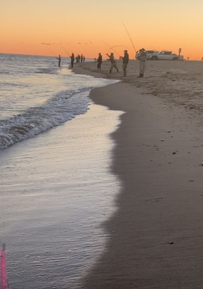Playa en los alrededores, camastros y toallas de playa