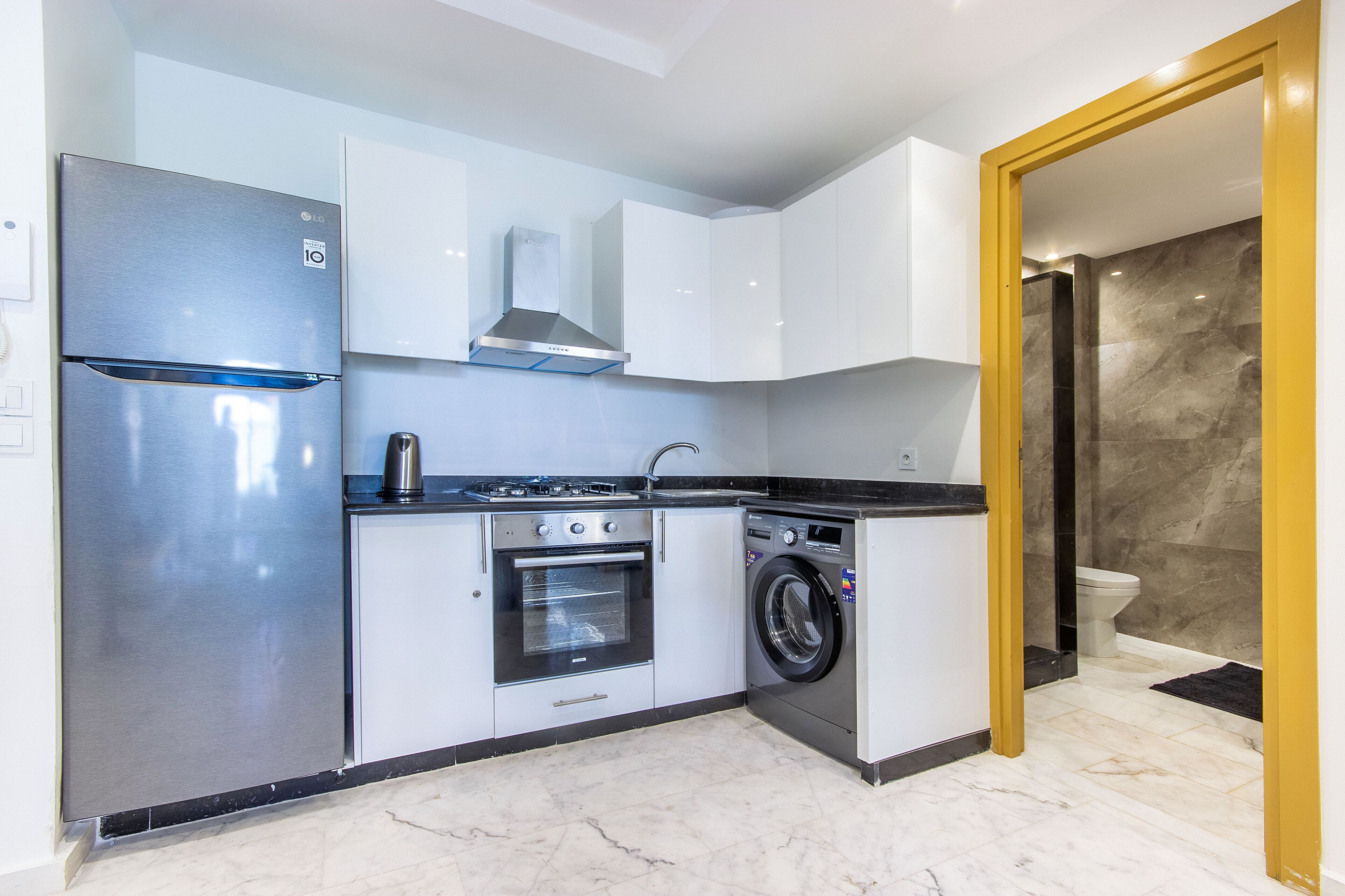 Kühlschrank, Ofen, Wasserkocher mit Kaffee-/Teezubehör