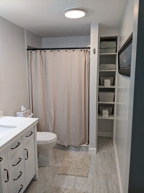 Badewanne, Haartrockner, Handtücher