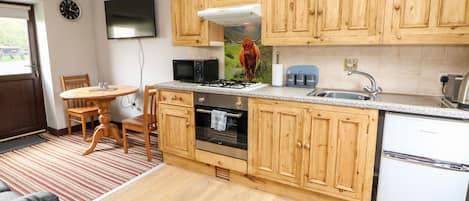 Cottage | Private kitchen | Fridge, electric kettle, toaster, cookware/dishes/utensils