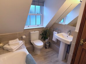 Combined shower/bathtub, hair dryer, towels, soap - Campden Place - 2 Bedroom Home in the Centre of Chipping Campden (Chipping Campden)