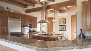 Microondas, horno, lavavajillas y cafetera o tetera