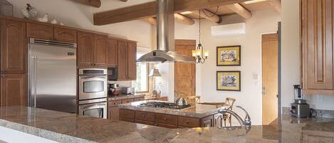 Micro-ondes, four, lave-vaisselle, cafetière/bouilloire