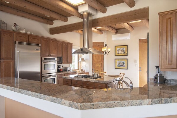 Mikrowelle, Ofen, Geschirrspüler, Wasserkocher mit Kaffee-/Teezubehör