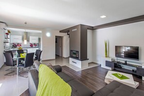 Tv, pejs, bordtennisbord