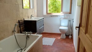 Ein Badezimmer mit Badewanne, Waschbecken und Toilette.