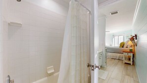 Shower, hair dryer, towels - Lighthouse Unit B - 2 bedrooms, 2 bathrooms (Jekyll Island)