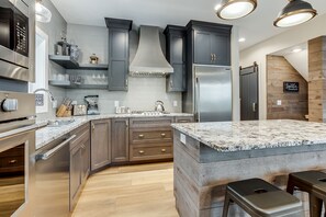 ثلاجة، ميكروويف، فرن، موقد طهي مسطح