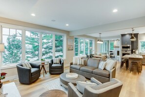 Smart TV, caminetto, impianto stereo