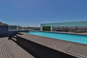 Außenpool (je nach Saison geöffnet), Liegestühle