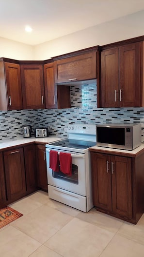 Fridge, microwave, oven, stovetop - Robinson Villa. Santa Fe (Port of Spain)