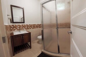 Ducha, toallas, jabón y papel higiénico