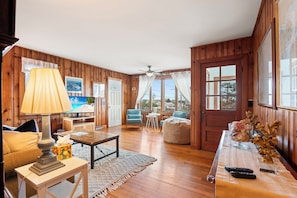 TV - Hillside Ocean View; access to private beach (Ipswich)