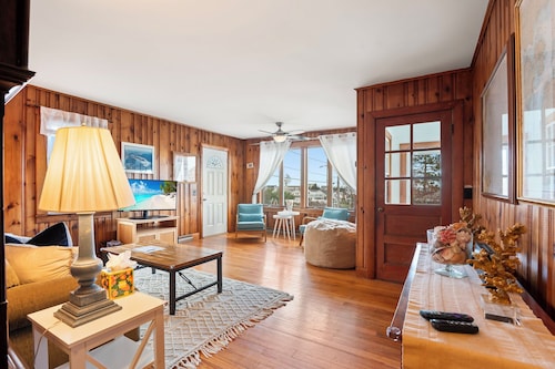 Hillside Ocean View; access to private beach