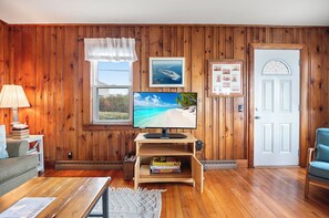 TV - Hillside Ocean View; access to private beach (Ipswich)