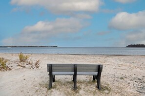 Beach nearby - Hillside Ocean View; access to private beach (Ipswich)